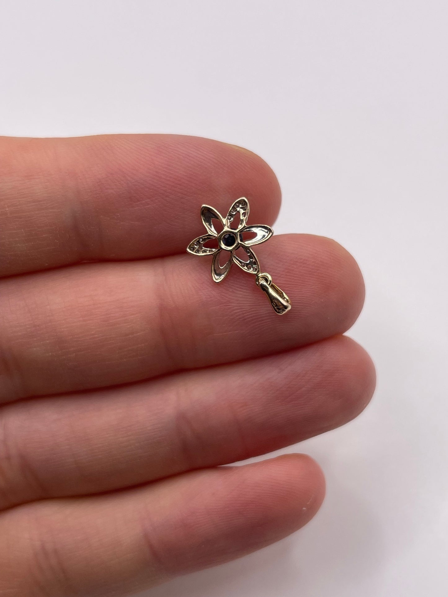 9ct gold sapphire and diamond pendant