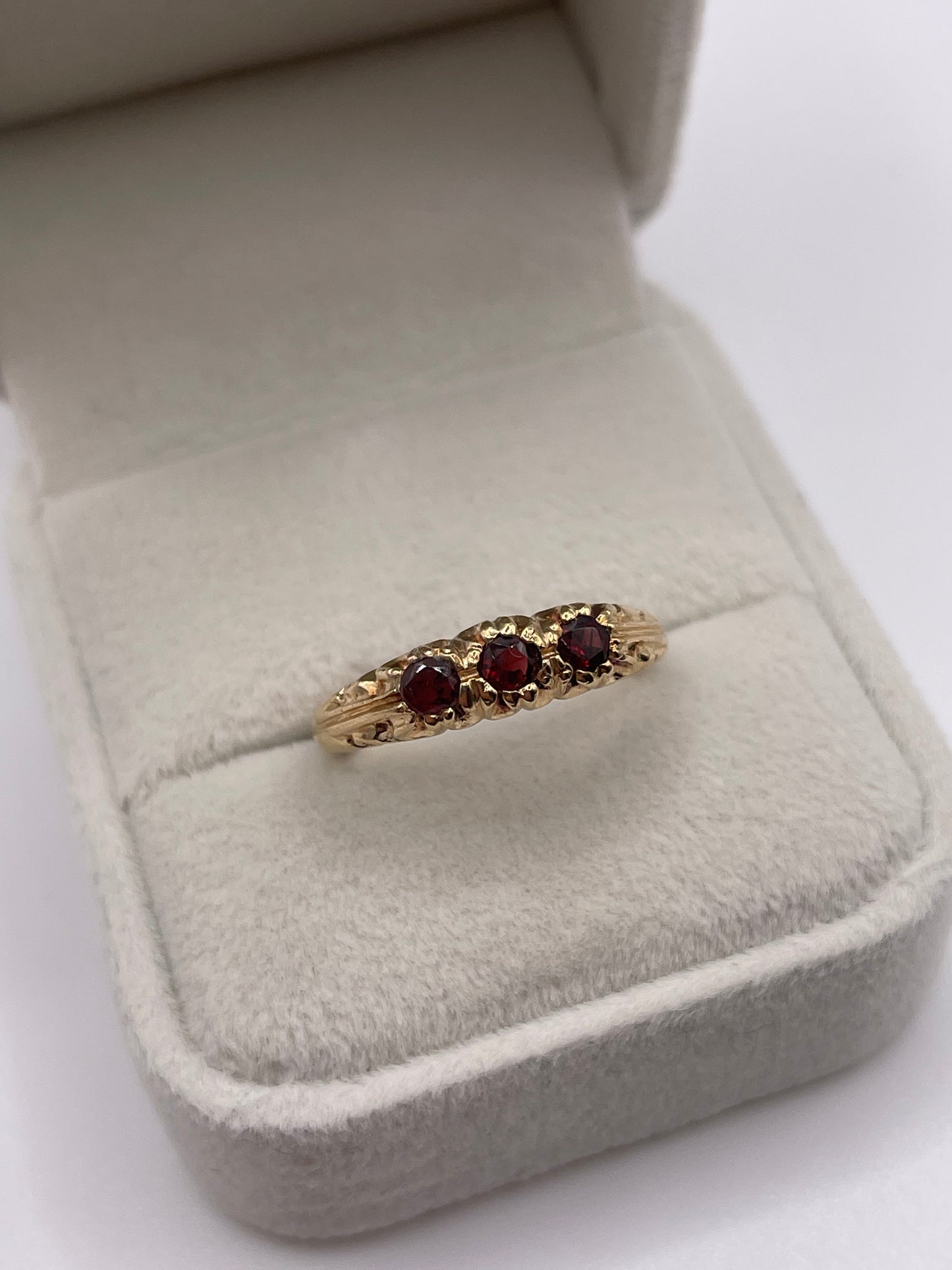 9ct gold garnet ring