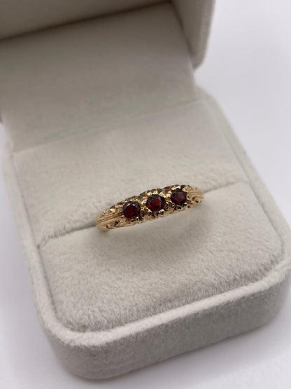 9ct gold garnet ring