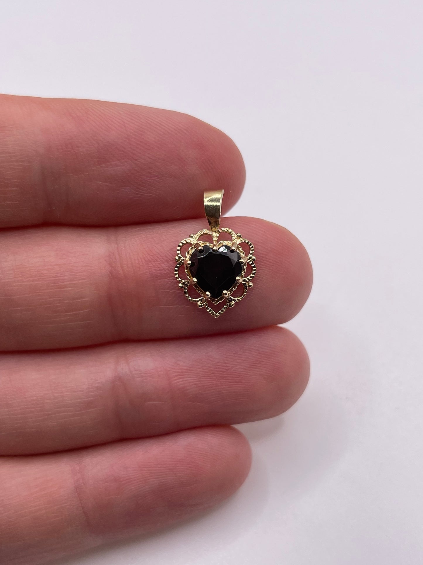 9ct gold garnet heart pendant