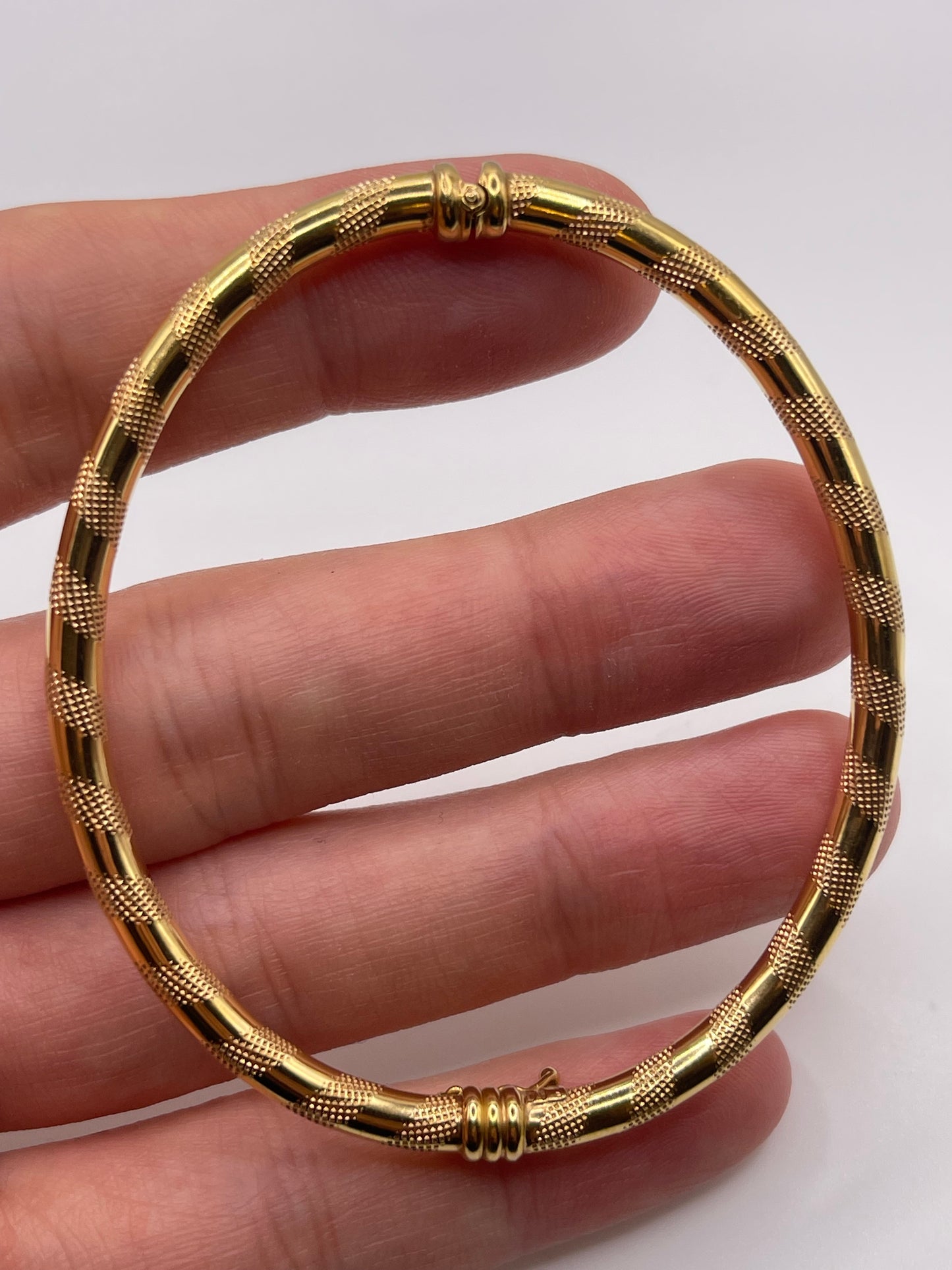 9ct gold bangle