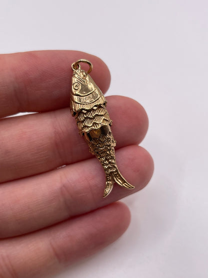 9ct gold articulated fish pendant