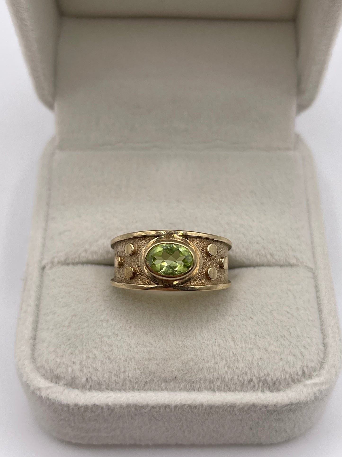 9ct gold peridot ring
