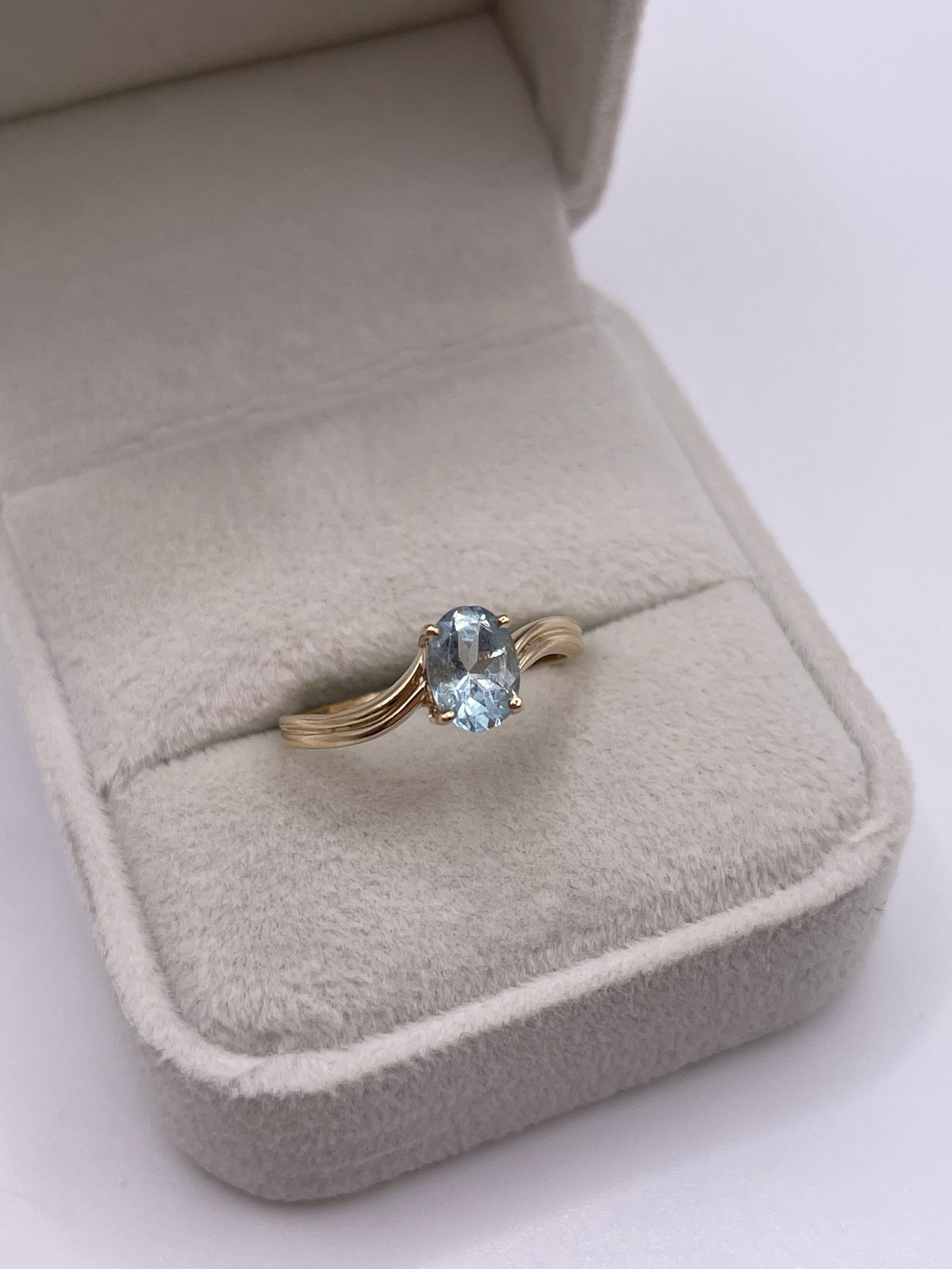 9ct gold aquamarine ring