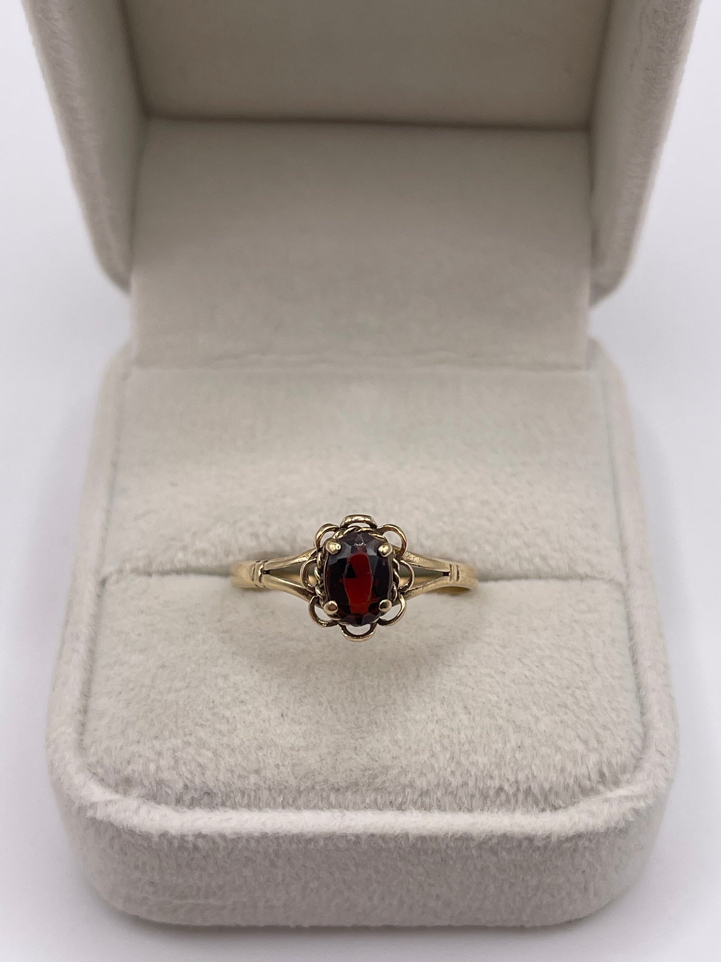 9ct gold garnet ring