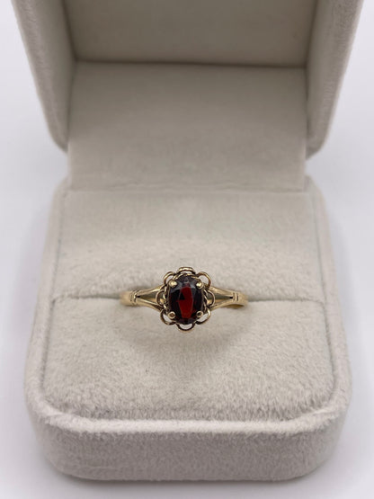 9ct gold garnet ring