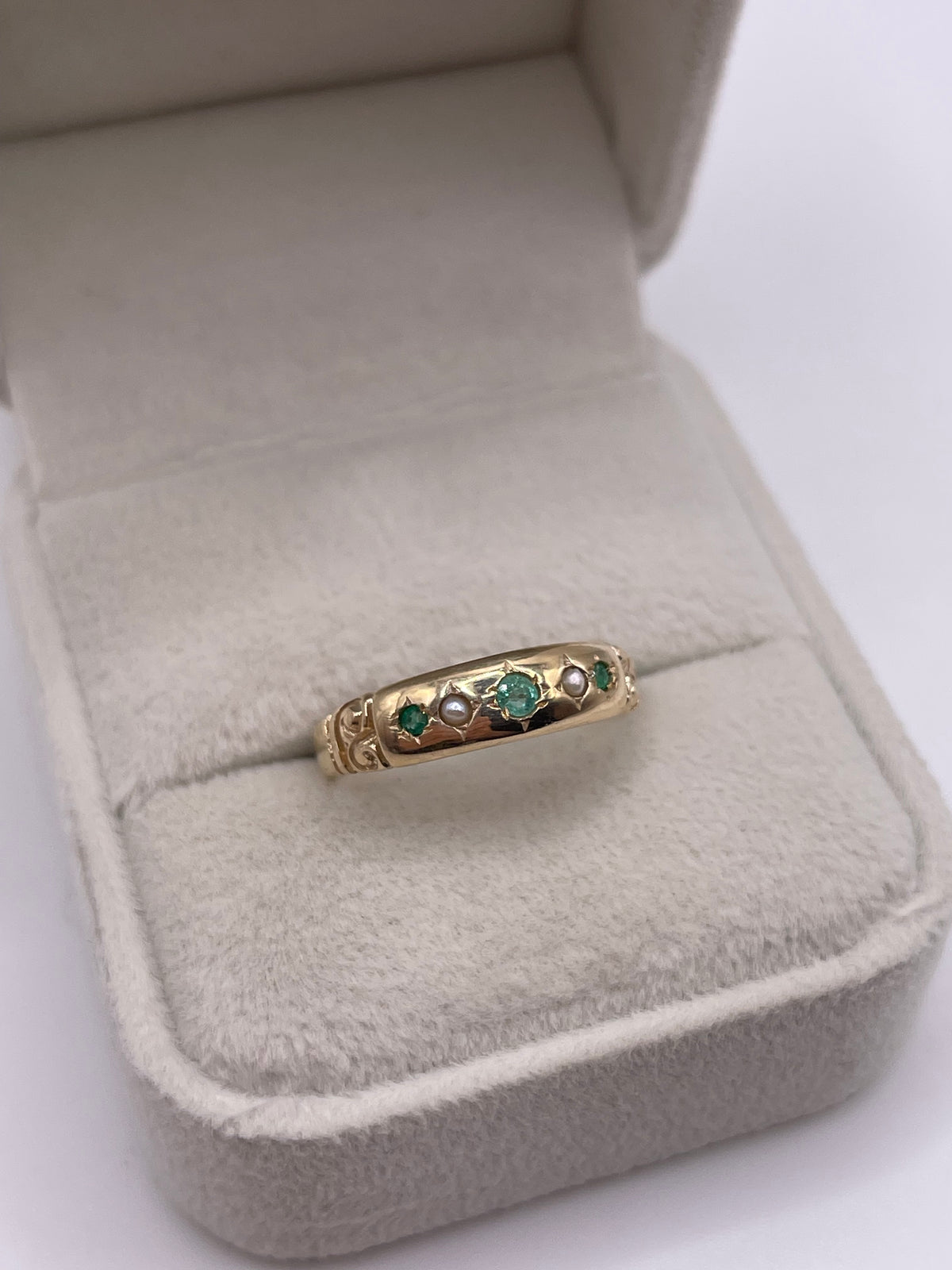 9ct gold emerald and pearl gypsy ring