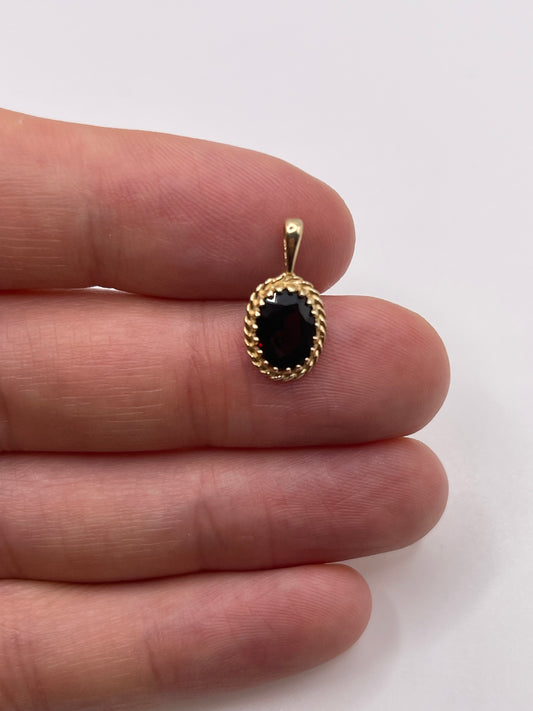 9ct gold garnet pendant