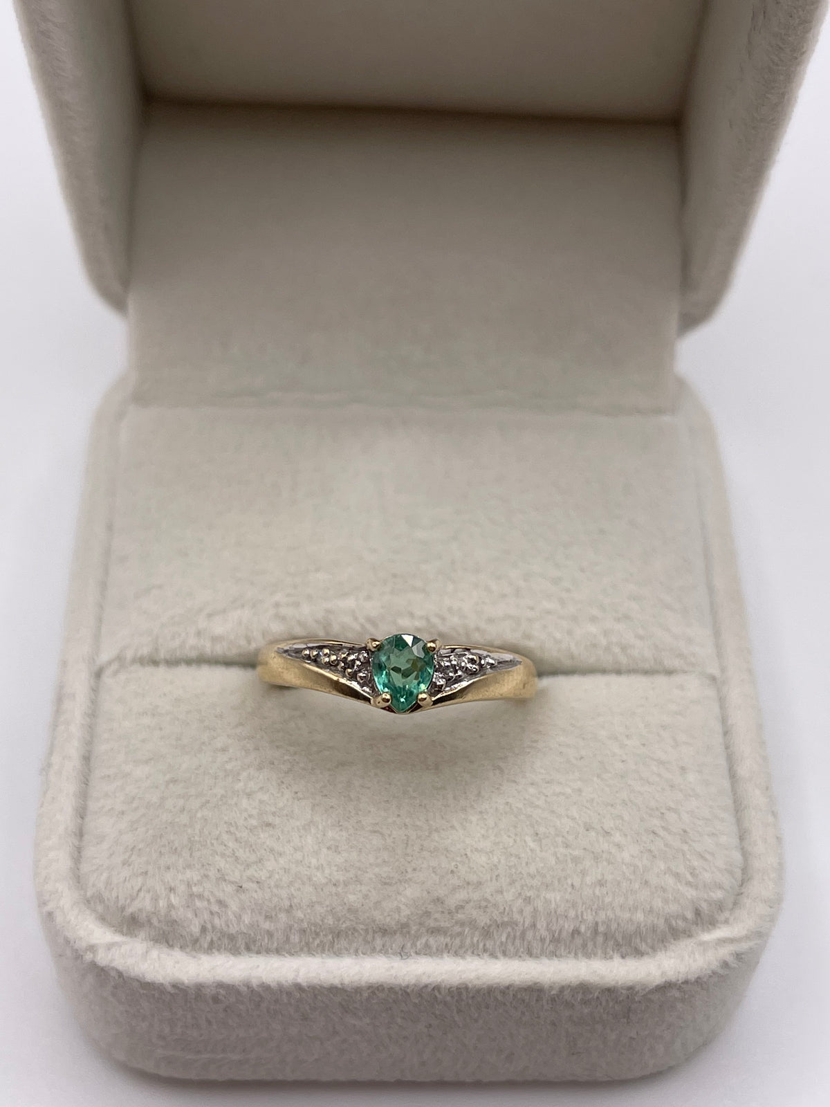 9ct gold emerald and diamond ring