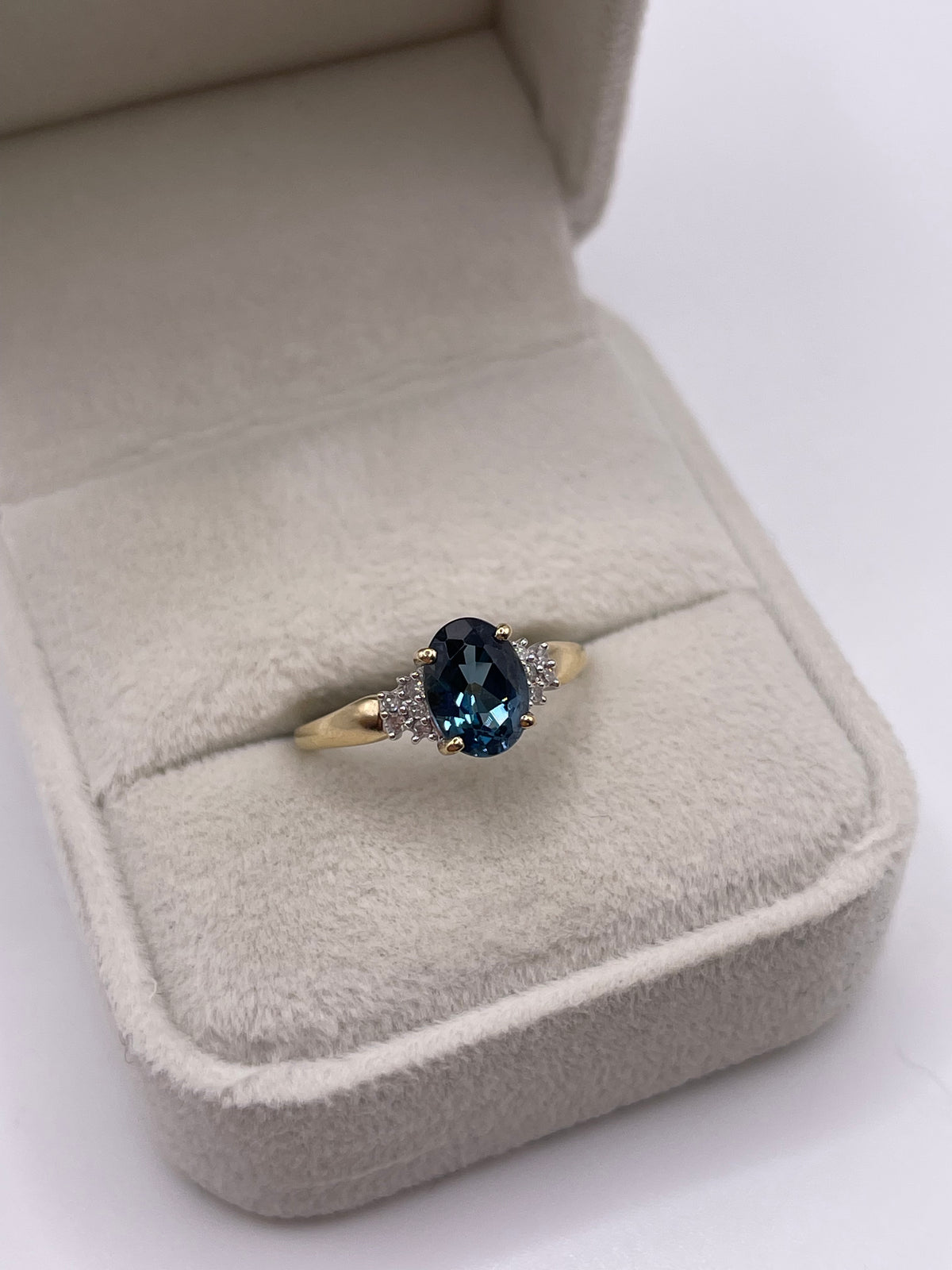 9ct gold London blue topaz and diamond ring