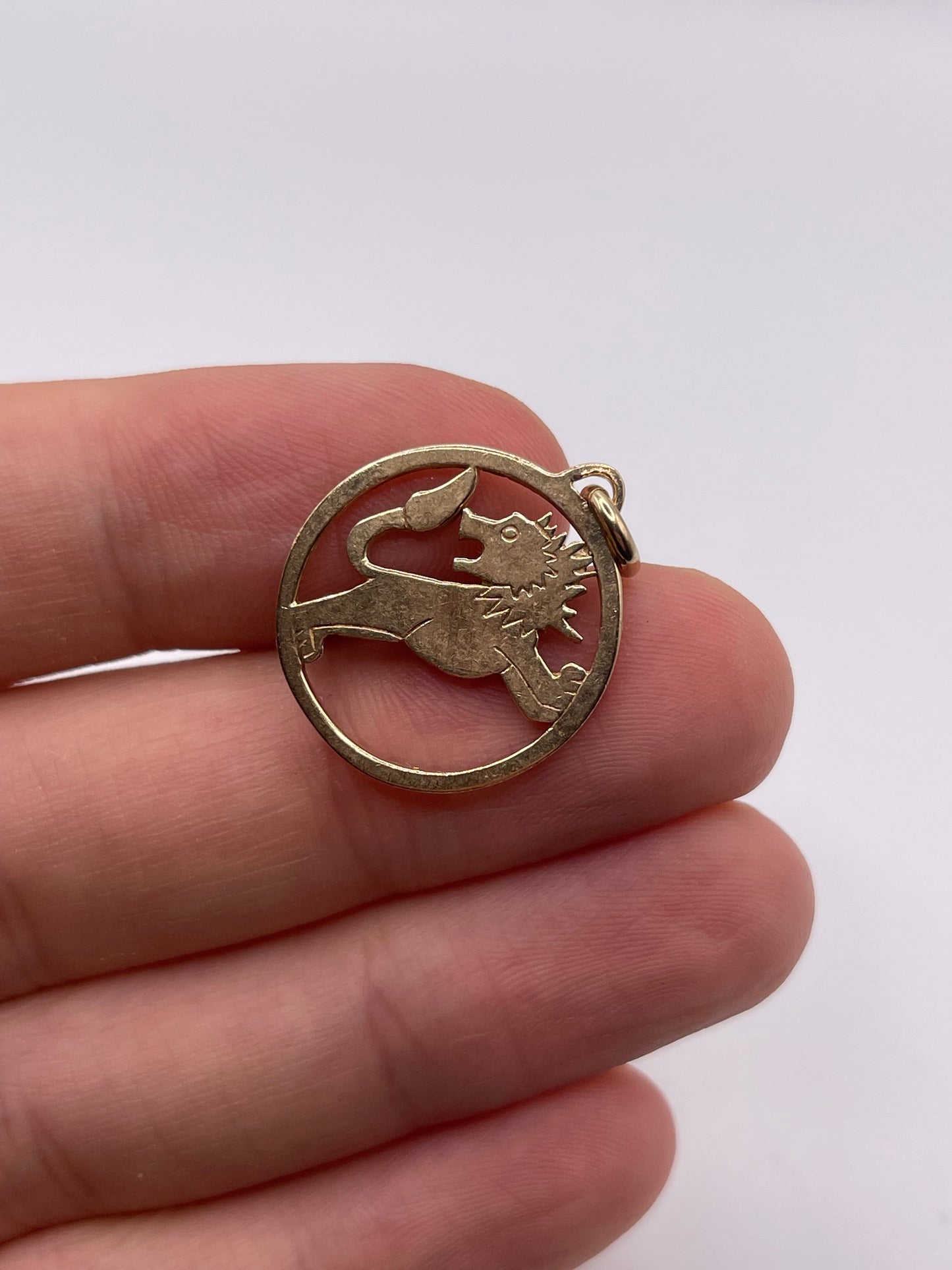 9ct gold lion pendant