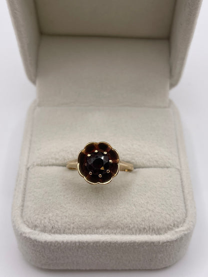 9ct gold garnet ring