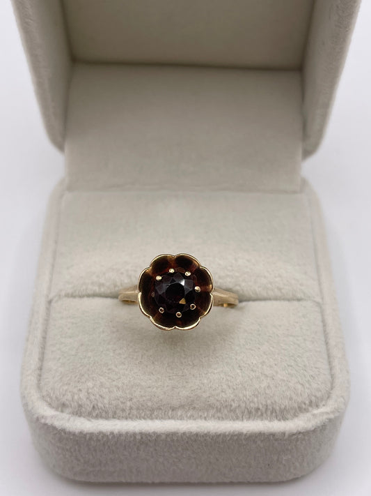9ct gold garnet ring