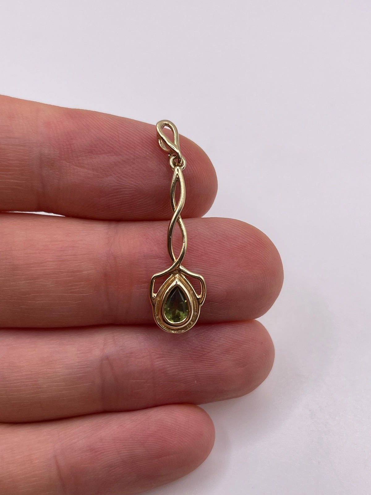 9ct gold quartz pendant
