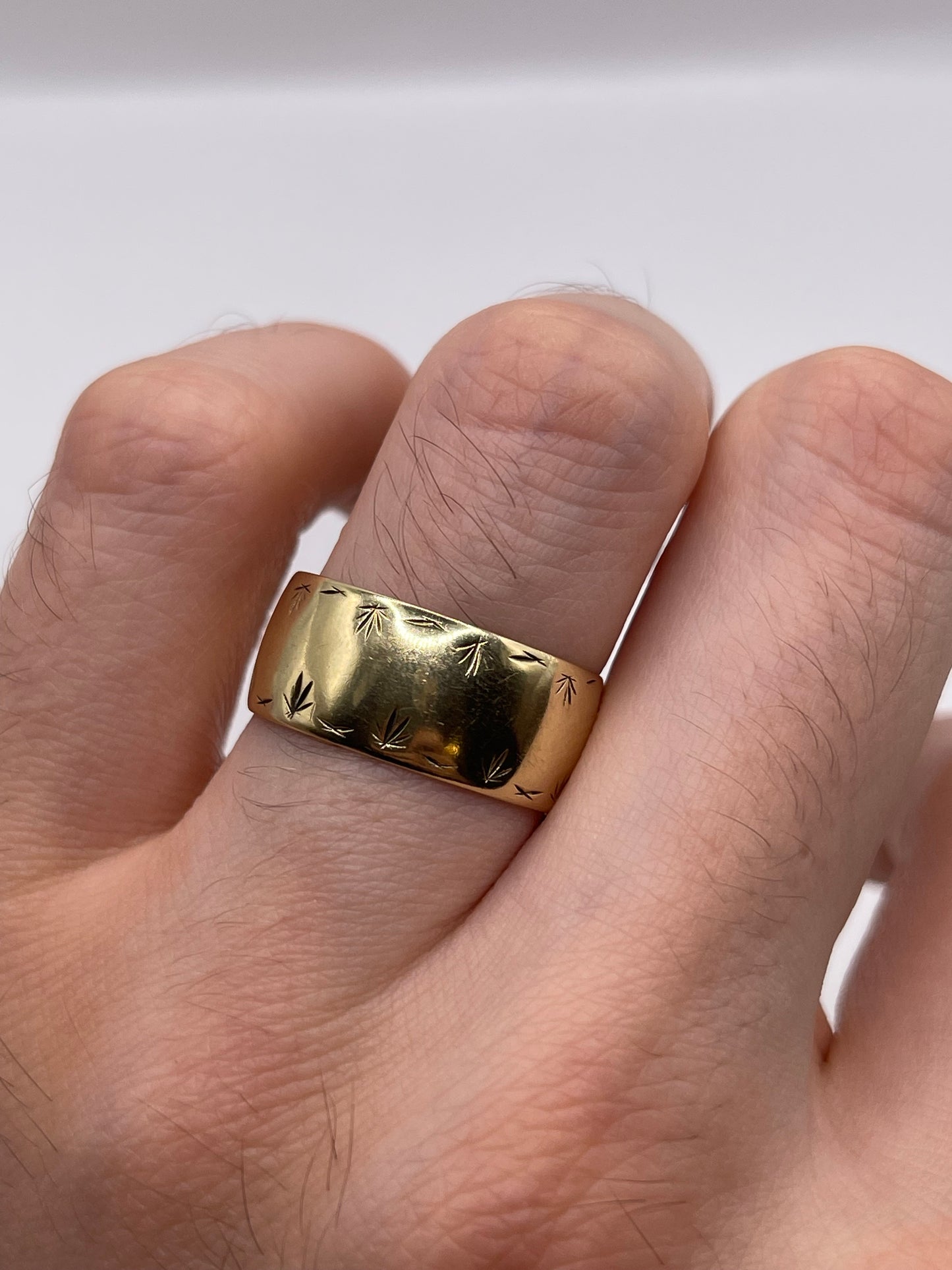 9ct gold patterned band