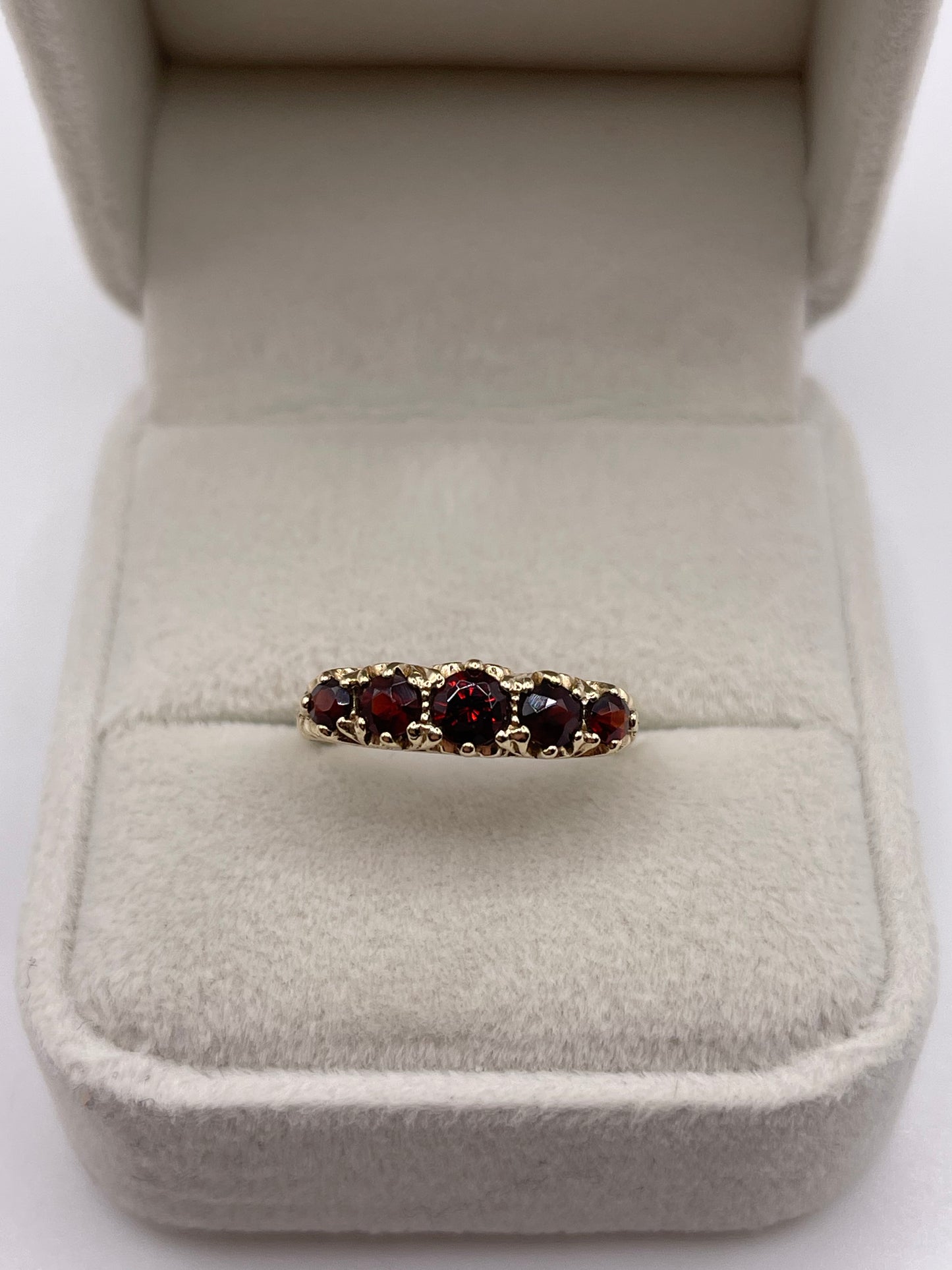 9ct gold garnet ring