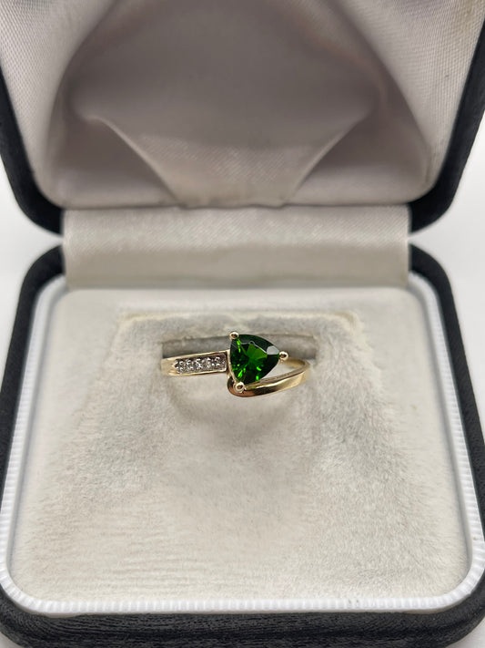 14ct gold diopside and diamond ring