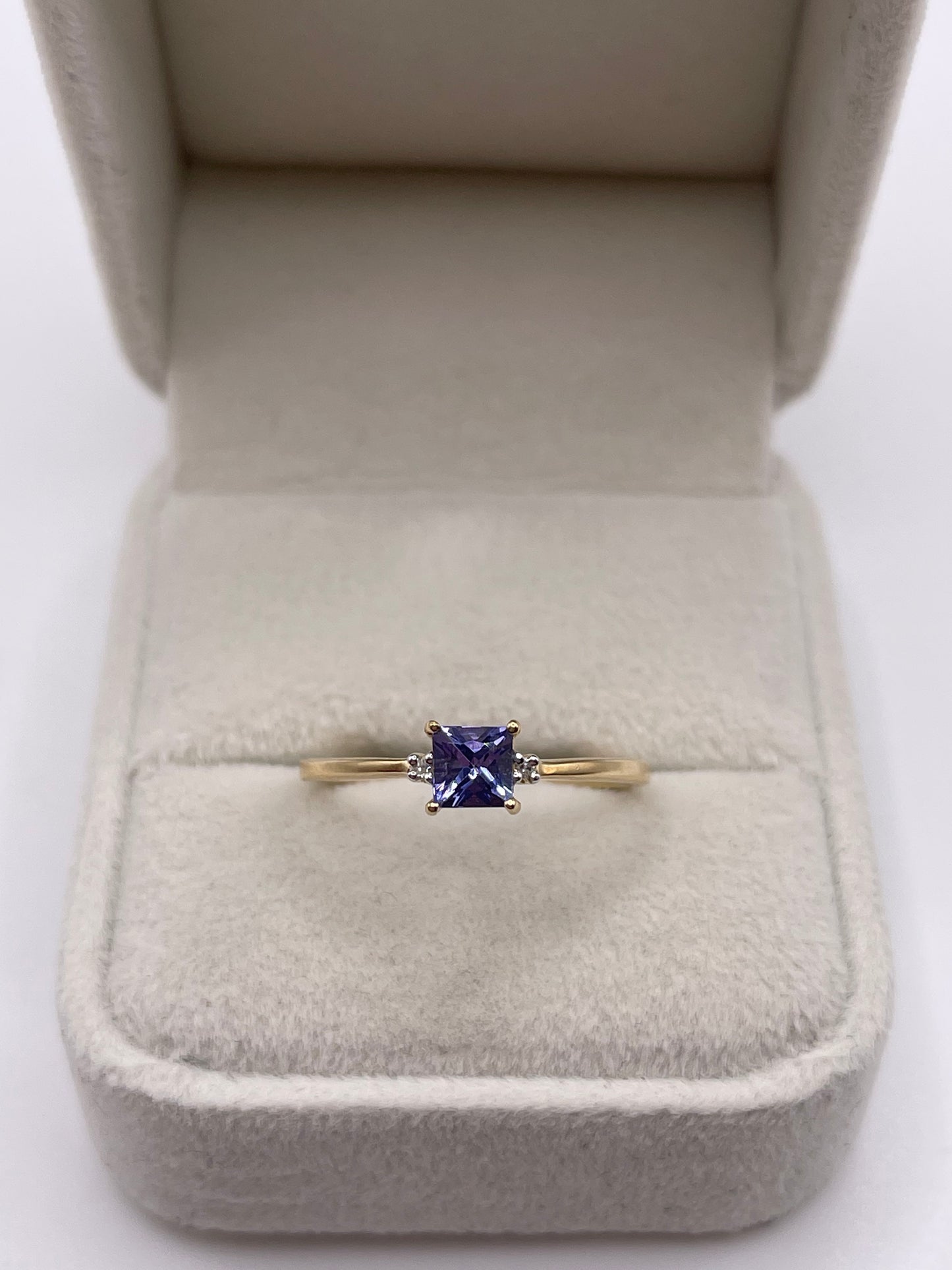 9ct gold tanzanite and diamond ring