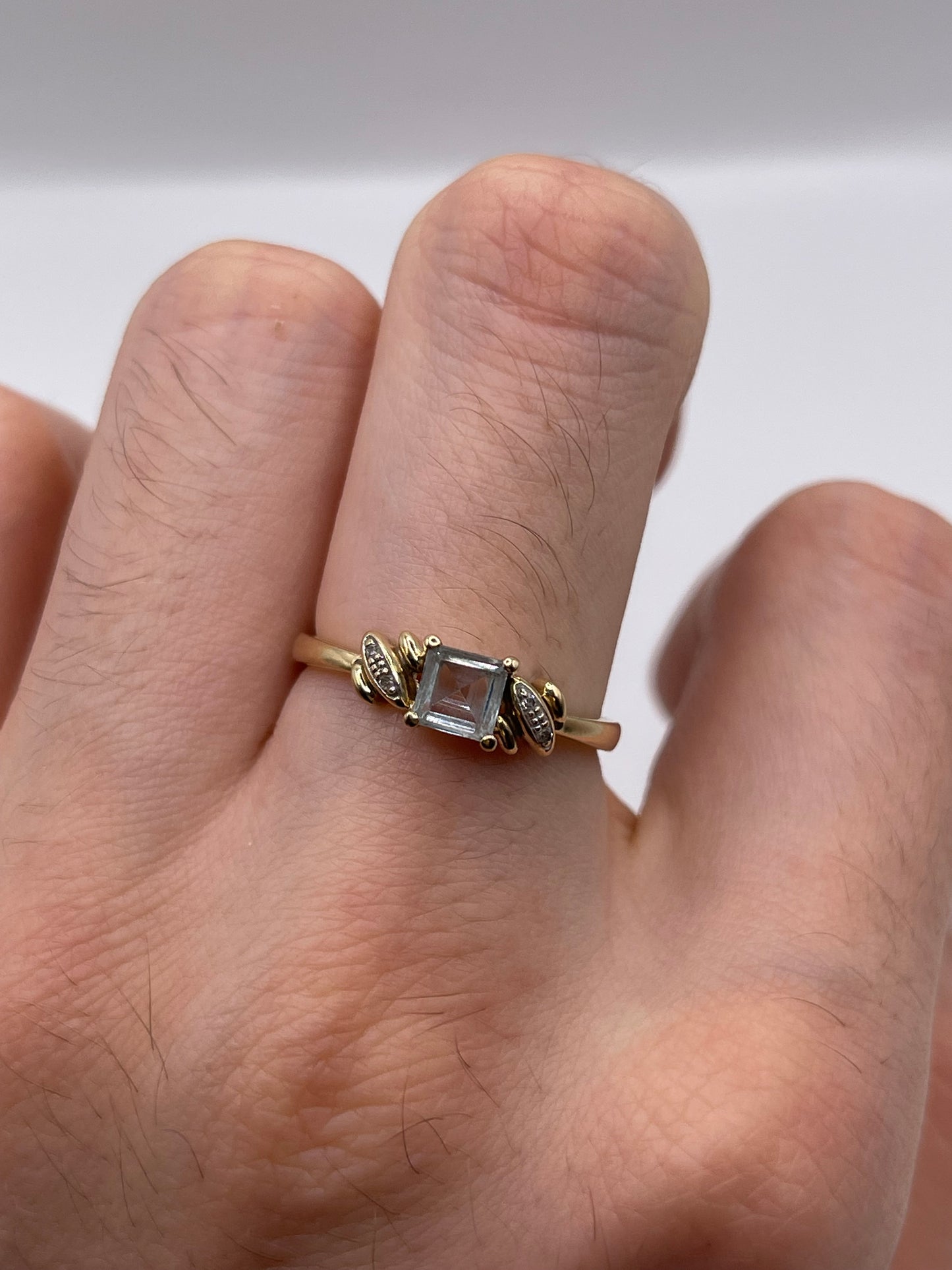 9ct gold aquamarine and diamond ring
