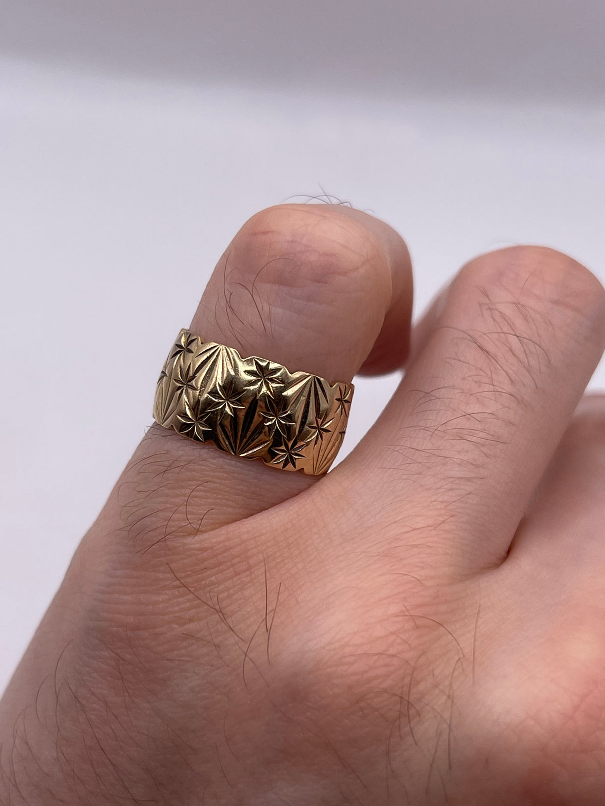 9ct gold patterned band