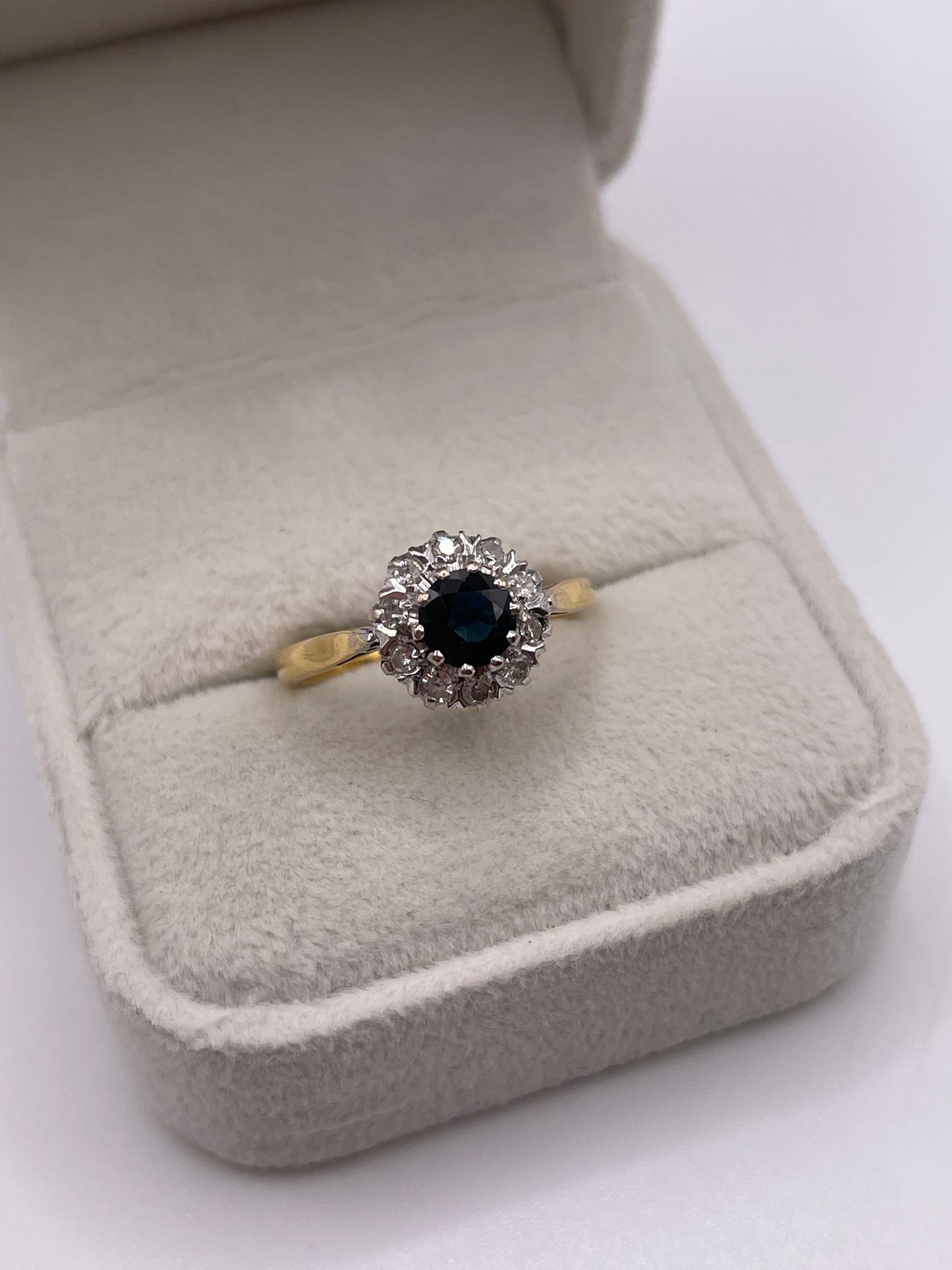 18ct gold sapphire and diamond ring