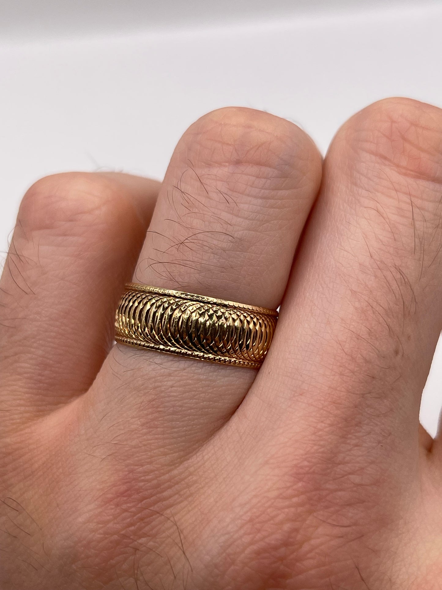 9ct gold patterned band