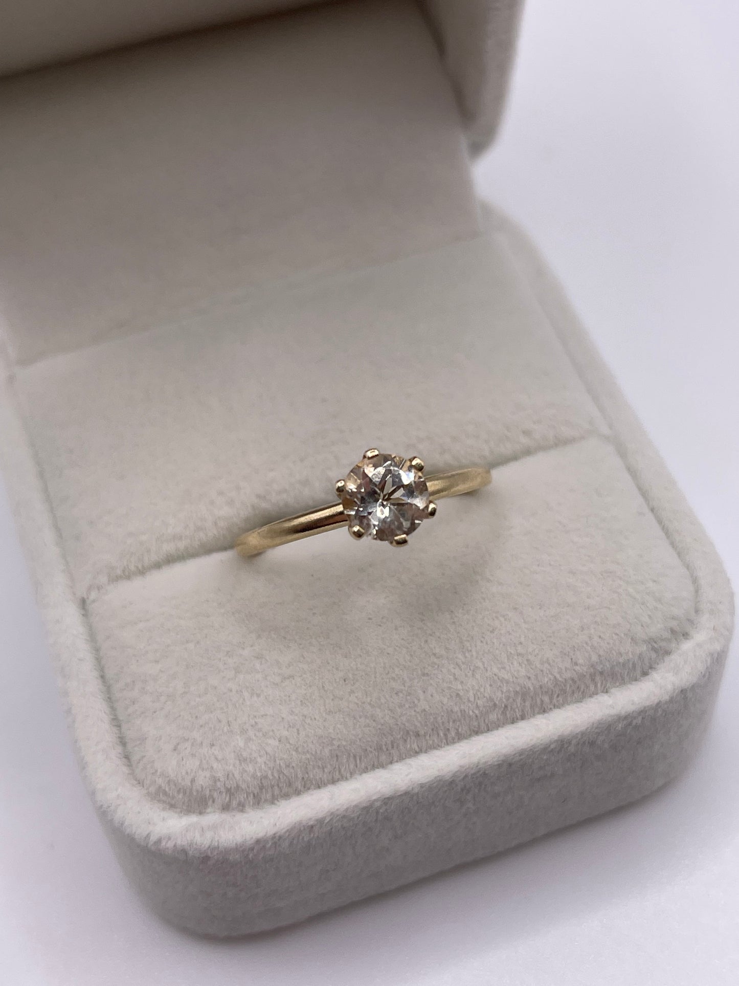 9ct gold quartz ring