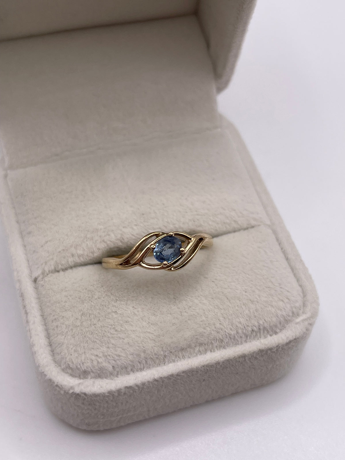 9ct gold sapphire ring
