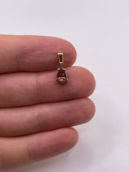 9ct gold garnet pendant