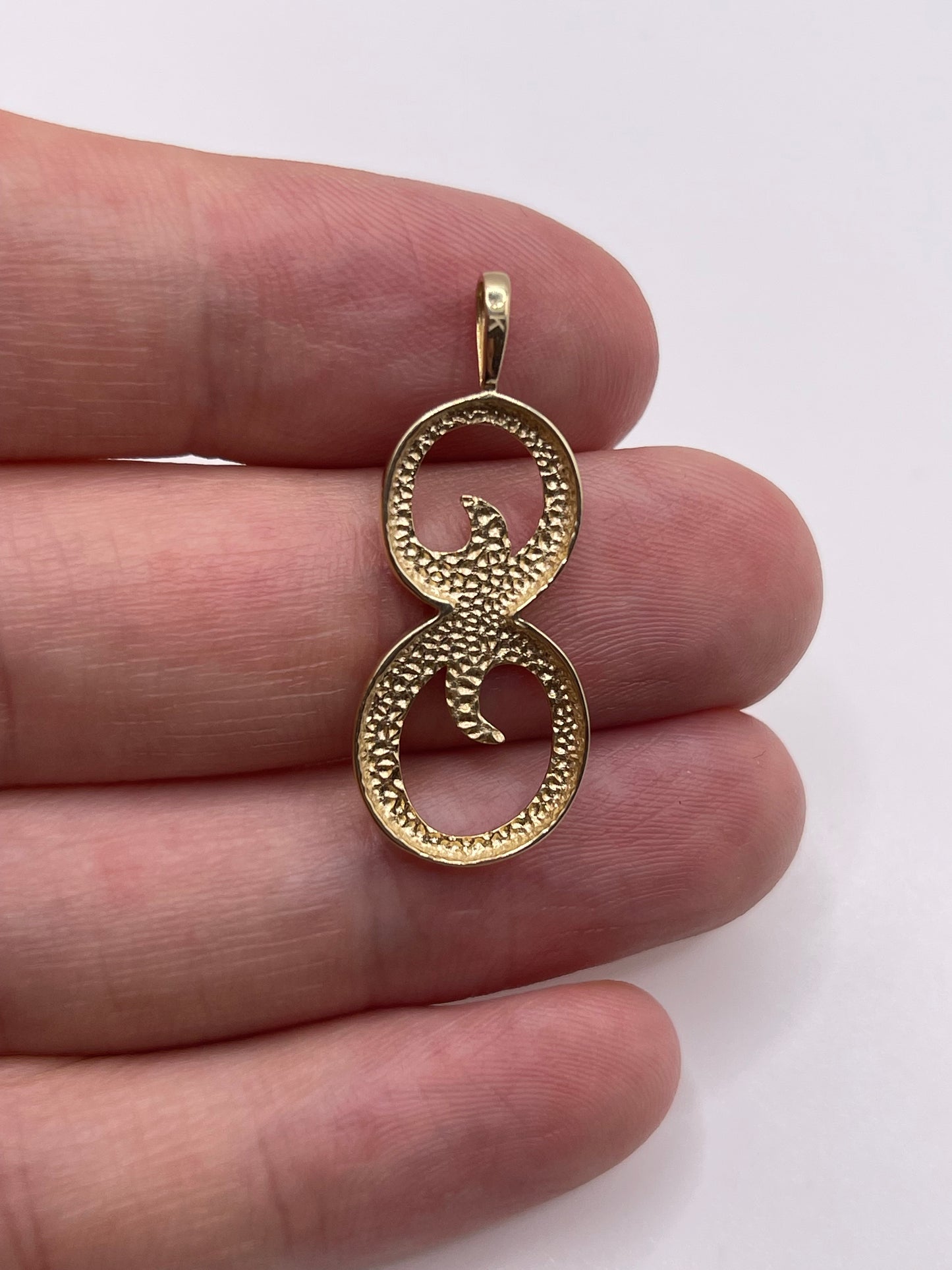 9ct gold initial S pendant