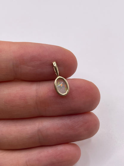 9ct gold opal pendant