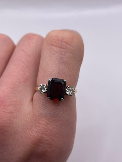 18ct gold garnet and diamond ring