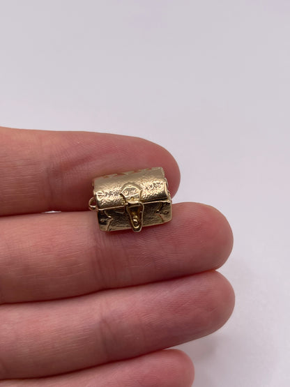 9ct gold treasure chest charm