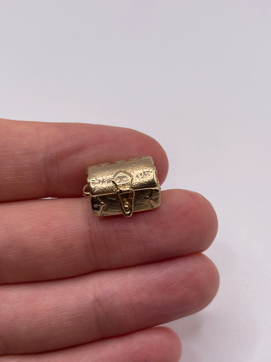 9ct gold treasure chest charm