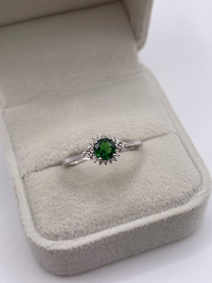 9ct white gold diopside and zircon ring