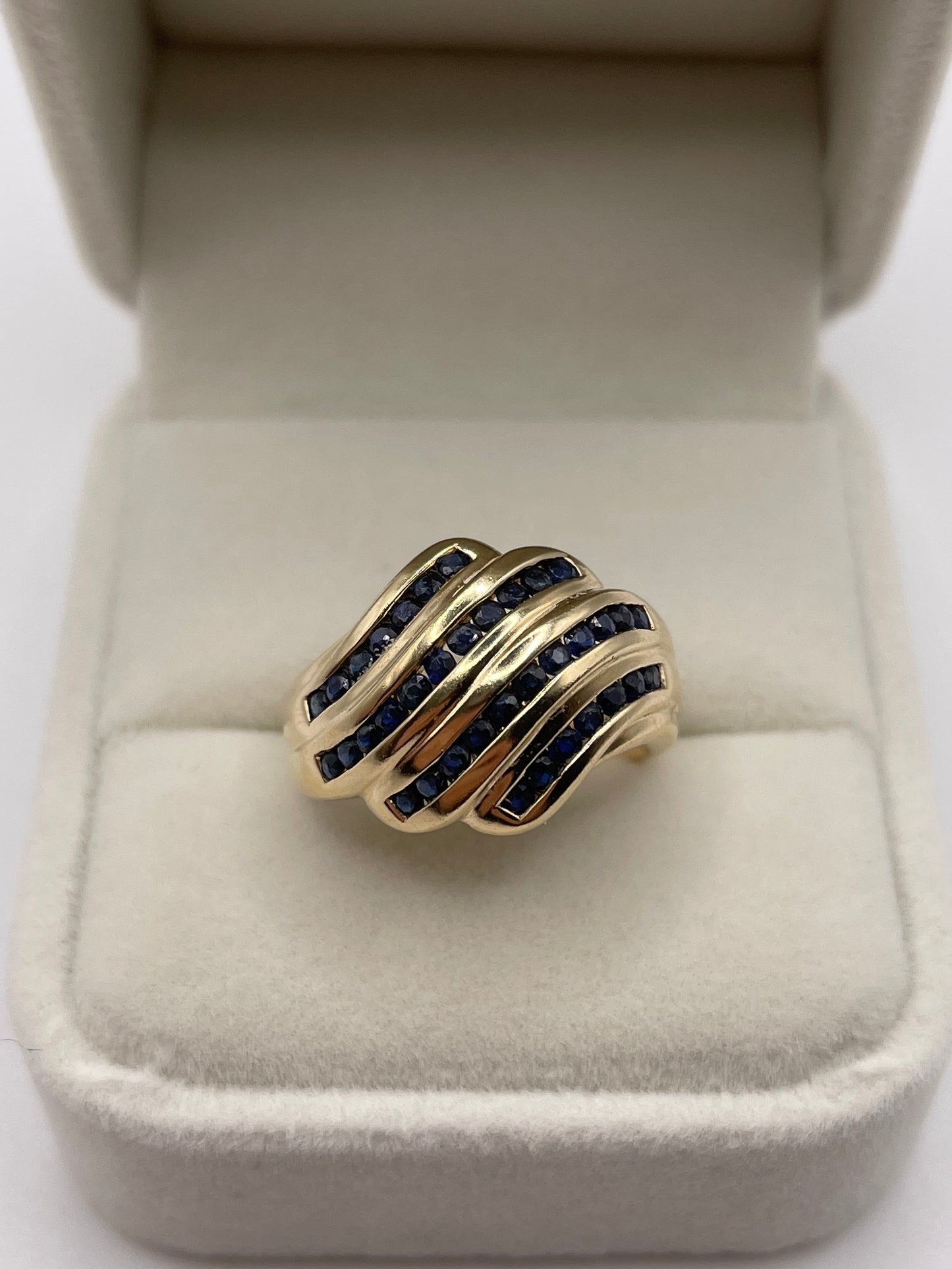 Heavy 9ct gold sapphire ring