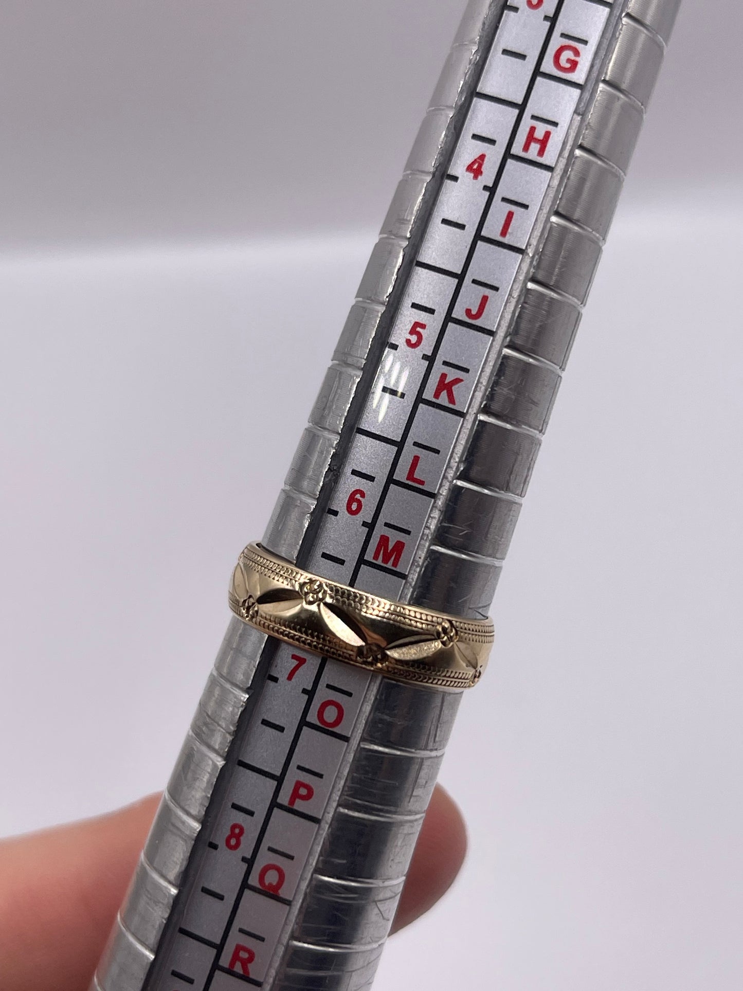 9ct gold patterned band