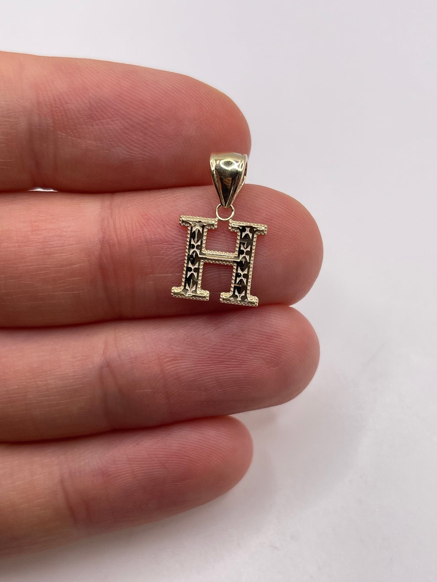 9ct gold initial H pendant