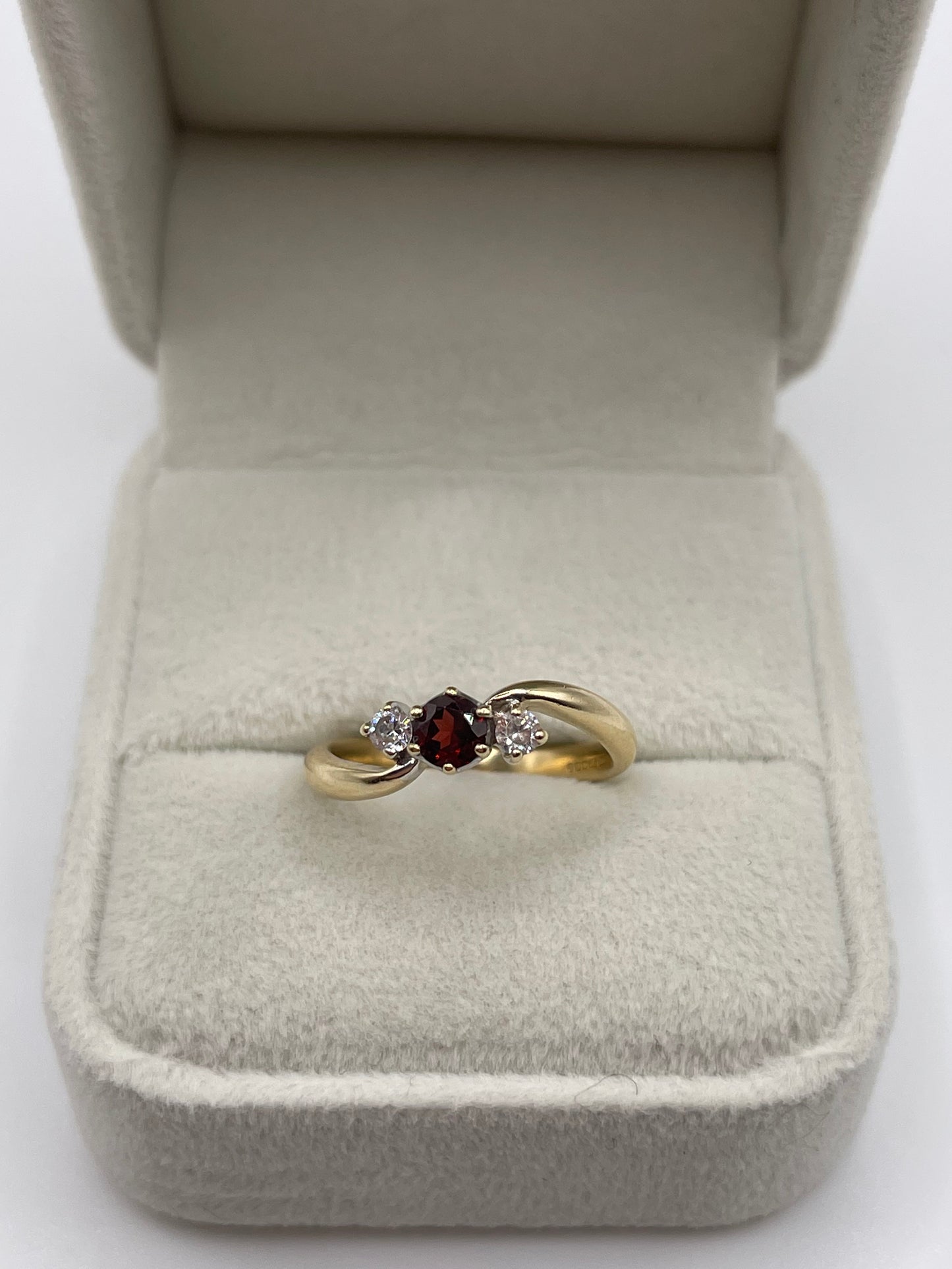9ct gold garnet and diamond ring