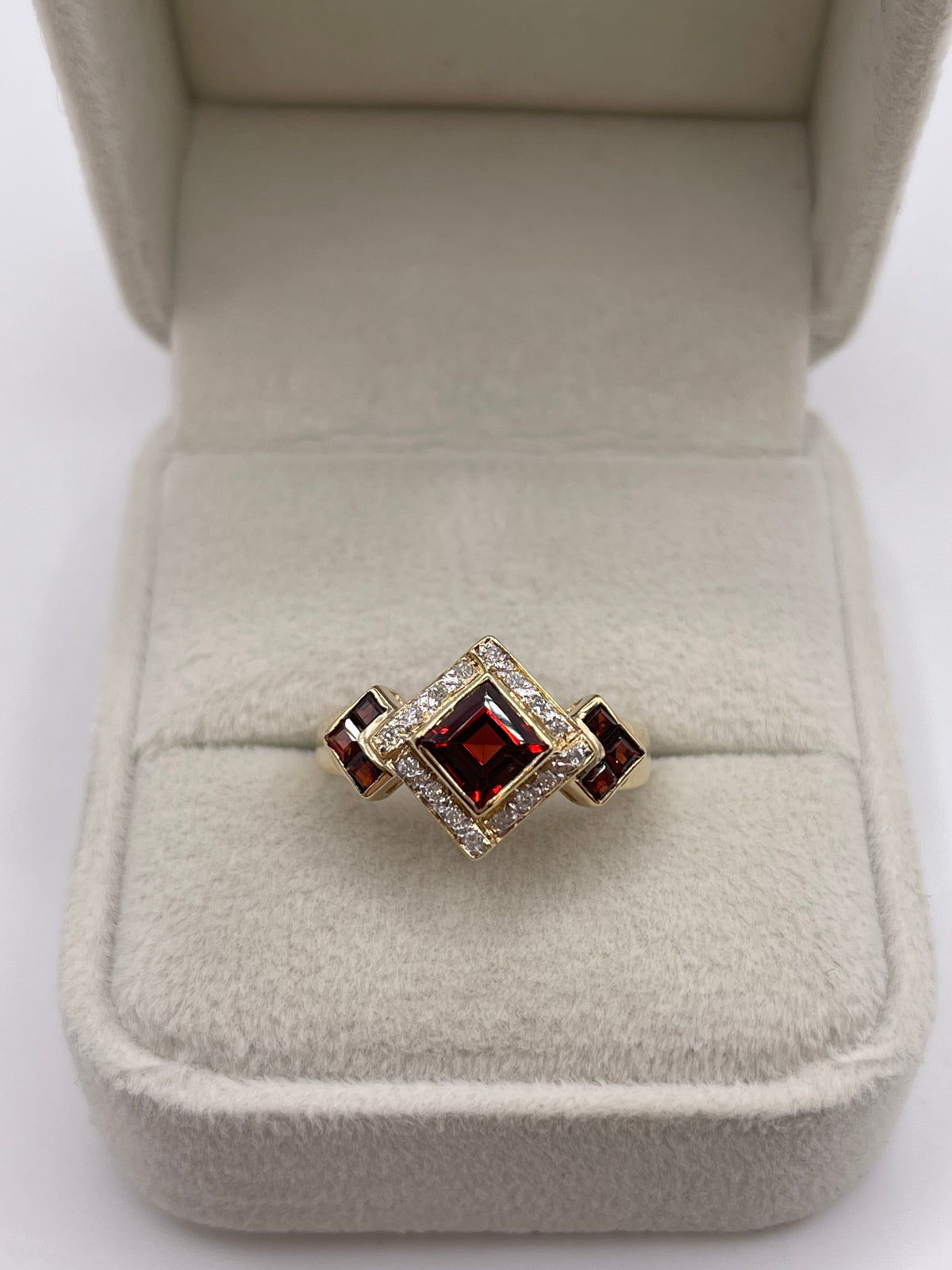 9ct gold garnet and diamond ring