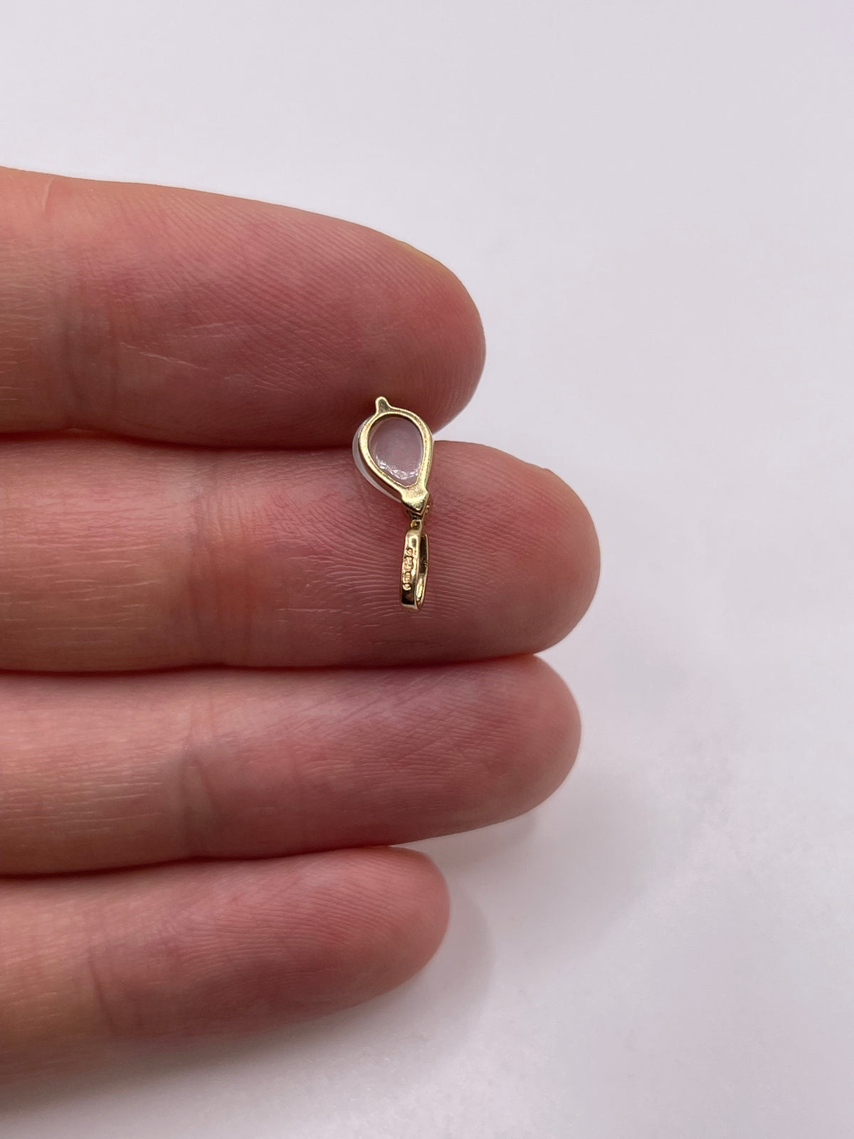 9ct gold moonstone pendant