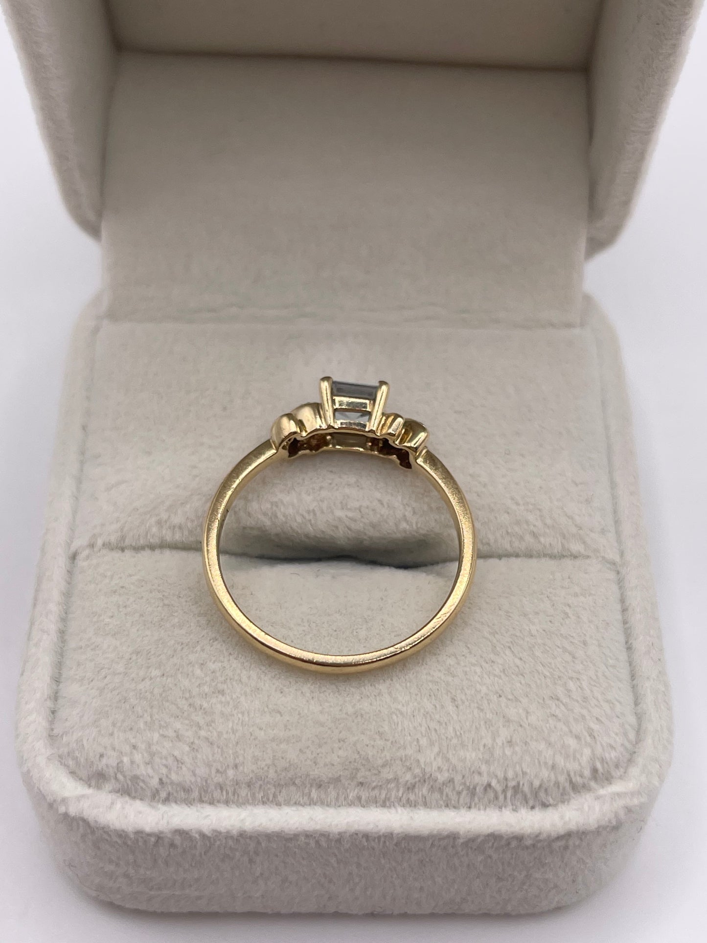 9ct gold aquamarine and diamond ring