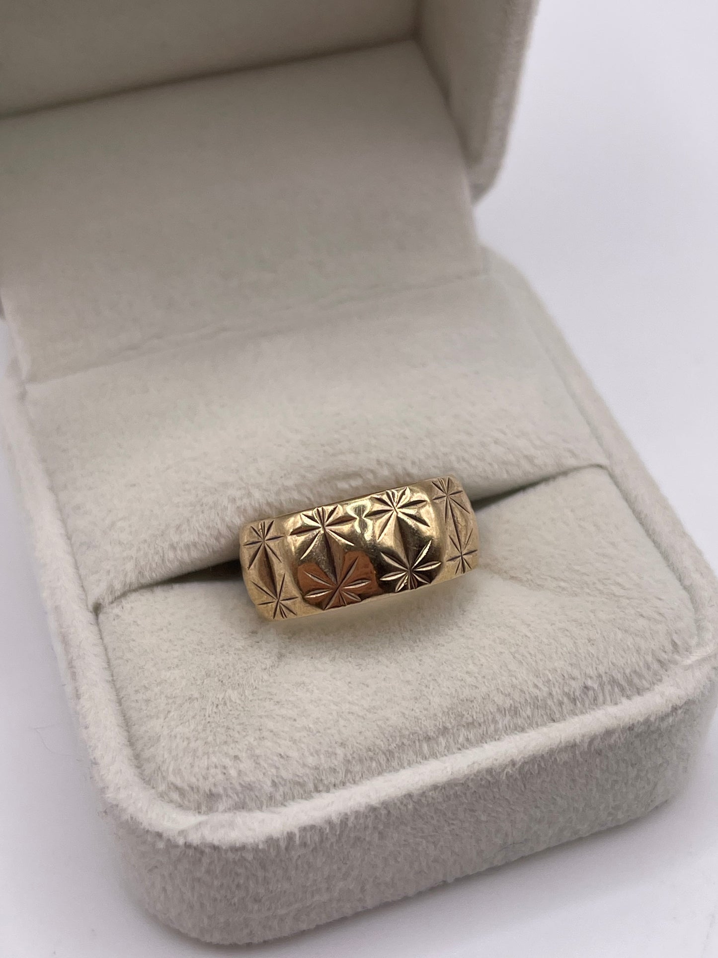 9ct gold patterned band