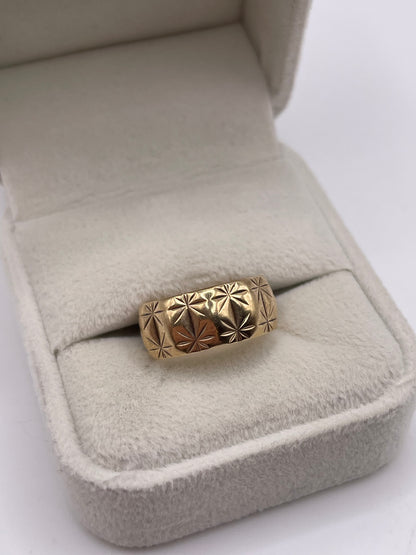 9ct gold patterned band