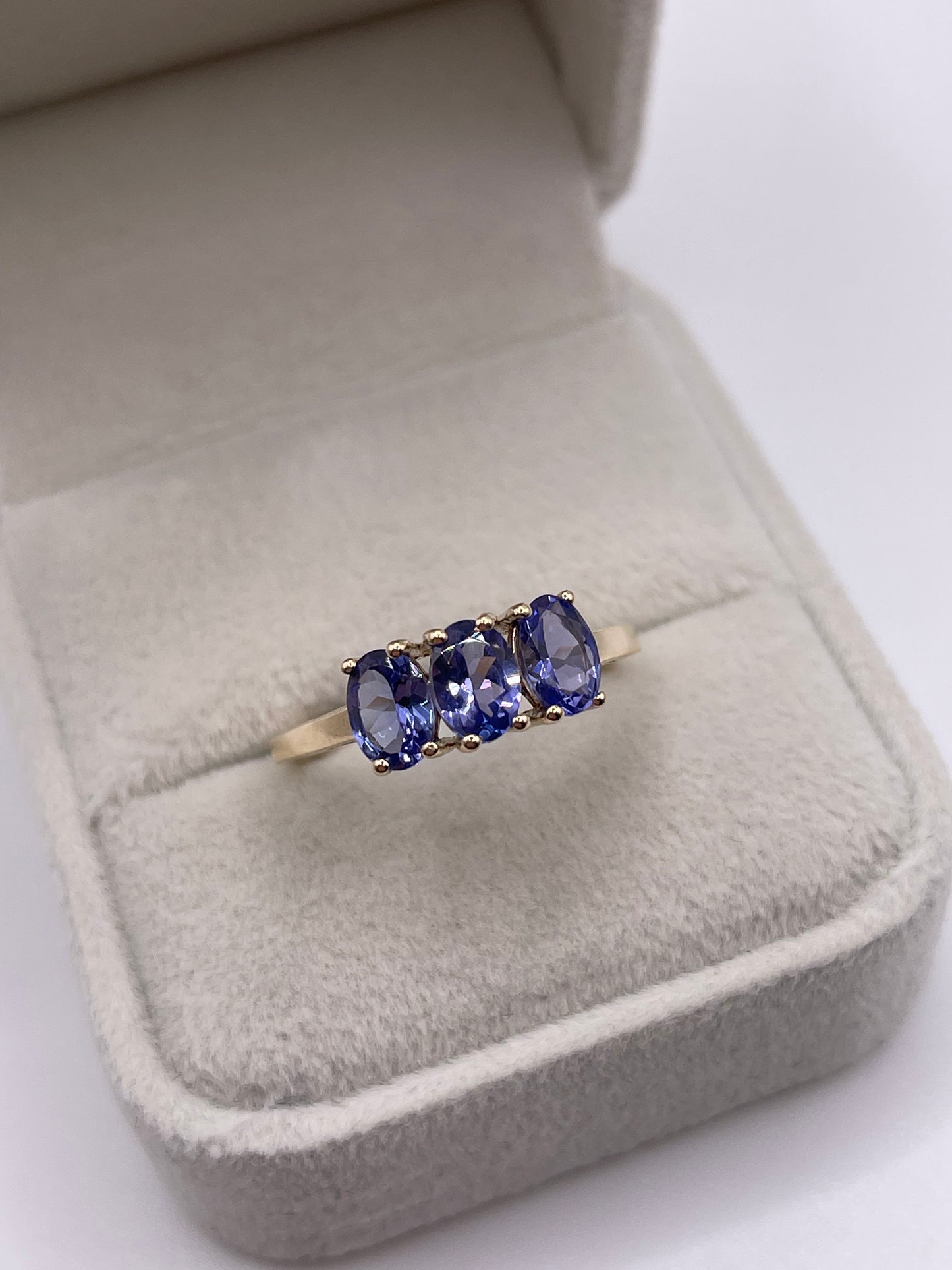 9ct gold tanzanite ring