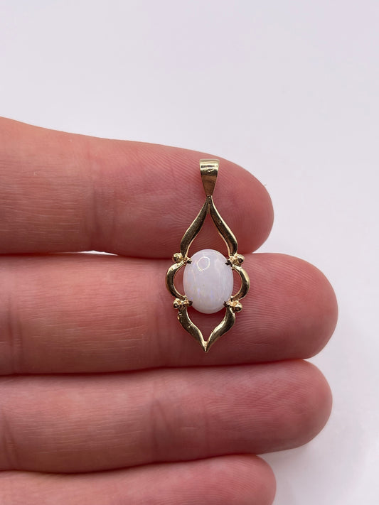 9ct gold opal pendant