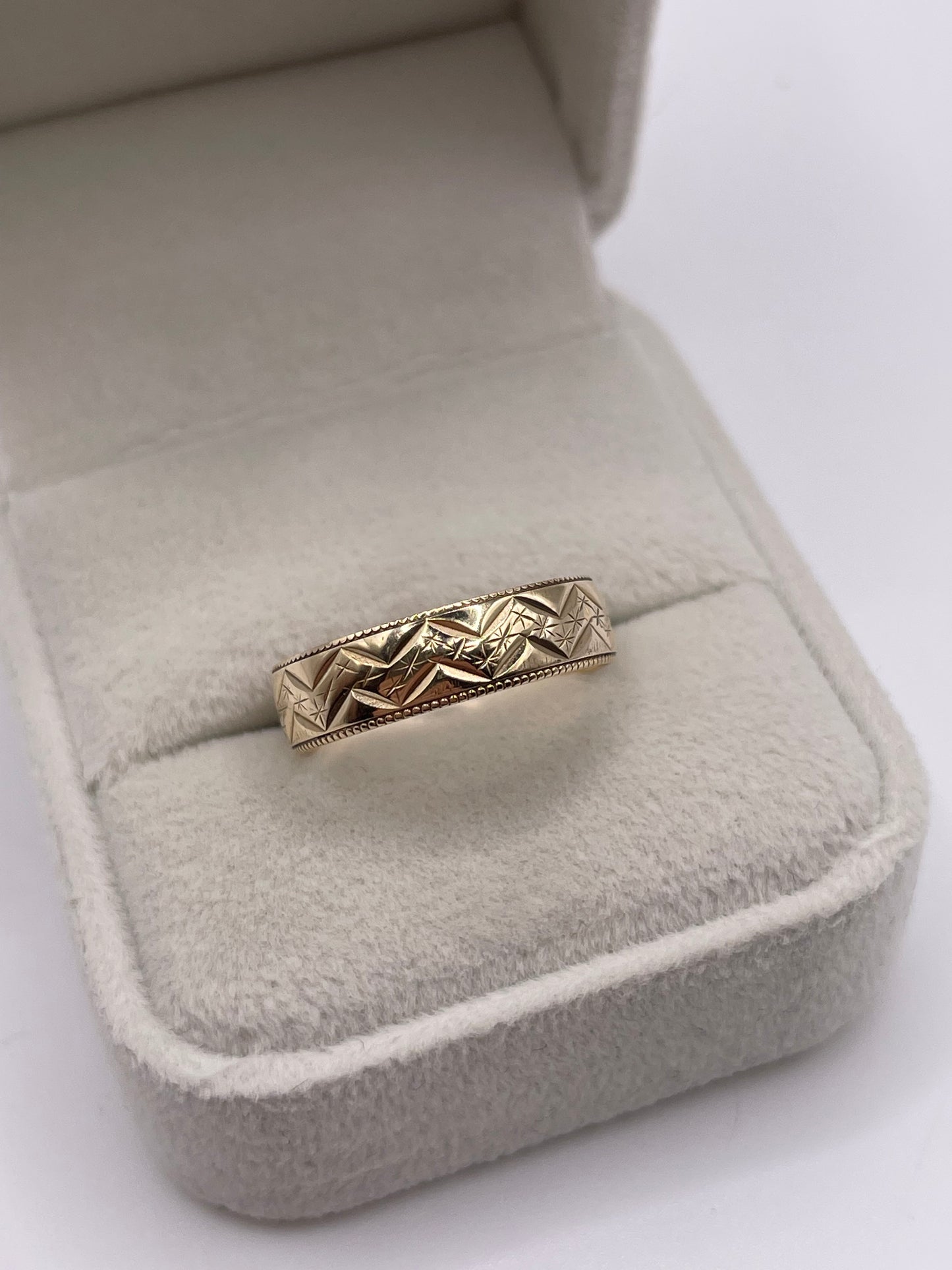 9ct gold patterned band