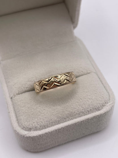 9ct gold patterned band