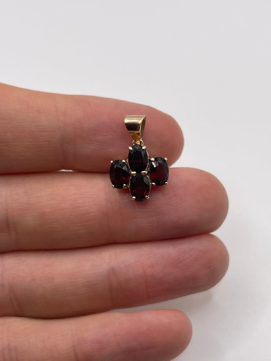 9ct gold garnet pendant