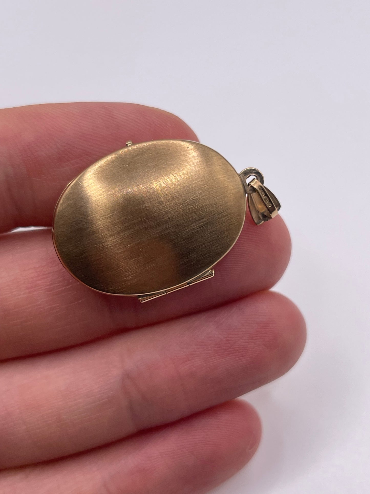 9ct gold diamond locket pendant